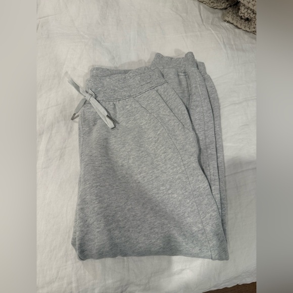 Lululemon High rise Scuba Joggers - Picture 3 of 7